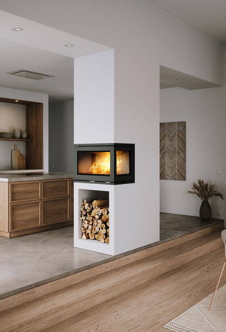 Inserto camino a legna R-500 a tre lati, installato tra cucina e sala da pranzo