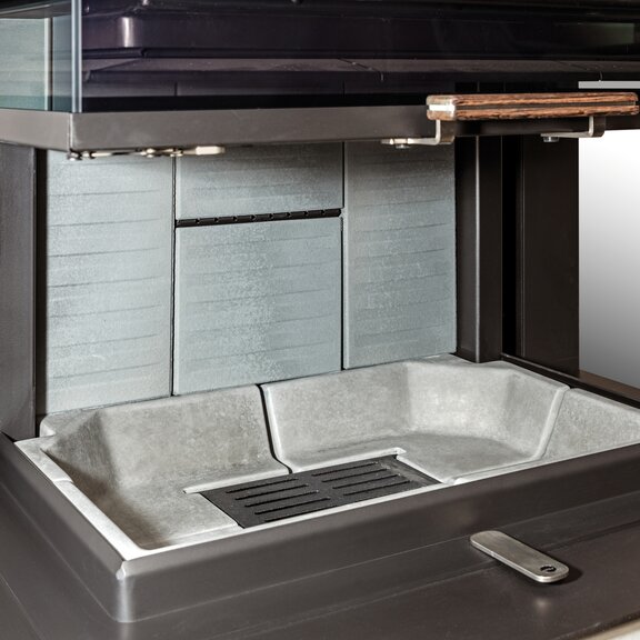 Design del rivestimento del focolare di VISIO 3 ELEMENT con maniglia in legno, porta di sollevamento aperta senza fuoco