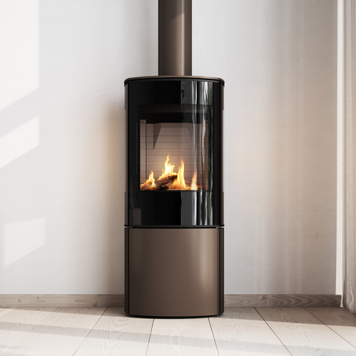 Stufa a gas CARO 110 in colore moca con porta del focolare in vetro pieno e canna fumaria nel colore della stufa