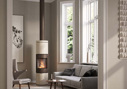 JUNO 166 L mit Naturstein Porto Verkleidung und Stahltüre in der Farbe Mokka im modernen Wohnraum mit grossen Fensterfronten