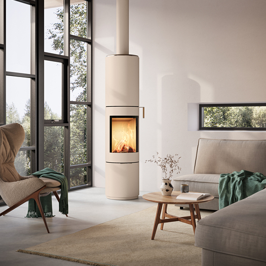 Stufa a legna PILAR in sabbia con porta in acciaio e maniglia in rovere in un soggiorno moderno con grande finestra frontale