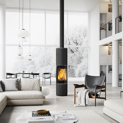 Stufa a legna PILAR in nero con porta del focolare in vetro come stufa rotante e rotonda al centro di un grande soggiorno in stile scandinavo