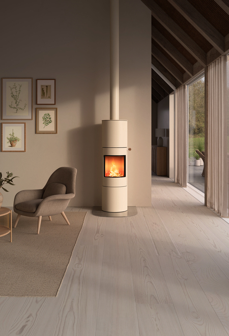 Stufa a legna VIVA 160 L nel colore sabbia con porta in acciaio e maniglia in quercia naturale in un soggiorno luminoso