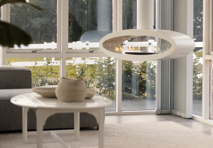 Elegante caminetto a bioetanolo Ellipse Ceiling in bianco in un luminoso soggiorno