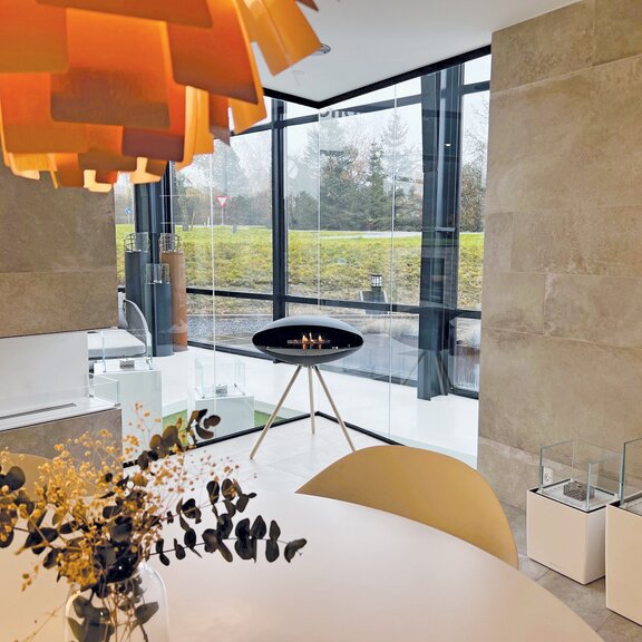 Camino a bioetanolo Espoo Oak in showroom