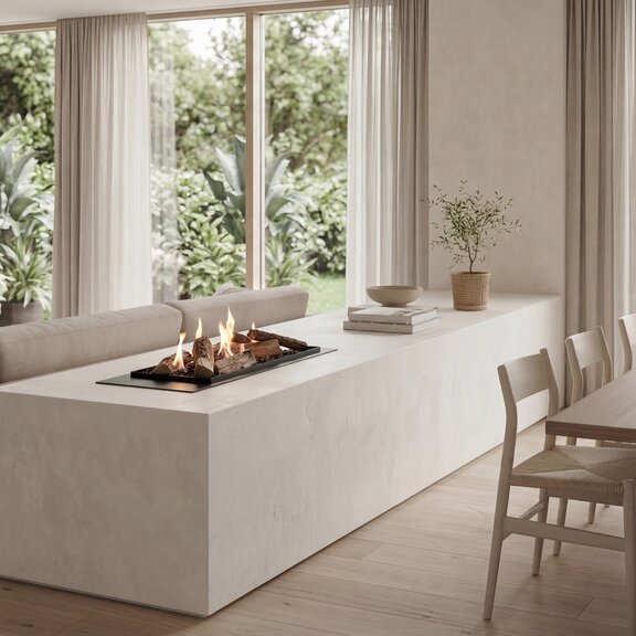 Foyer à Bioéthanol Logicwood Linear, intégré dans un mur en pierre beige et servant de séparateur de pièce entre le salon et la salle à manger