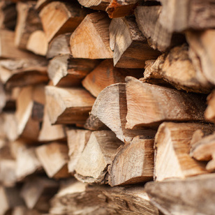 Dank effizienter Verbrennung benötigt Ihr Attika Holz-Kaminofen wenig Holz.